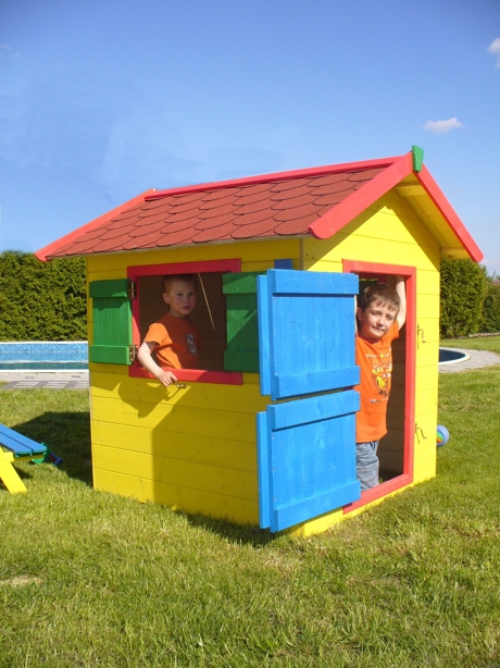 dřevěný barevný zahradní domek pro děti z palubek se šindelovou střechou