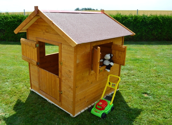 dřevěný zahradní domek pro děti v medovém odstínu s lepenkovou střechou a povrchovým nátěrem lazurit