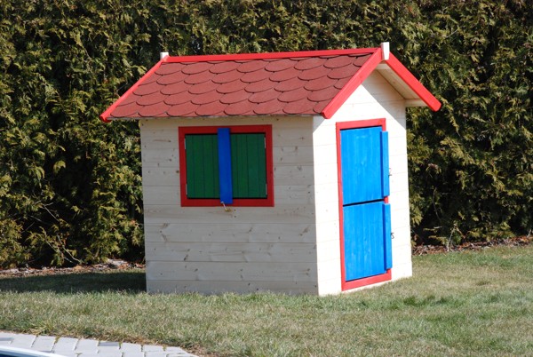 dřevěný zahradní domek pro děti s šindelovou střechou, barevnými dveřmi a okenicemi