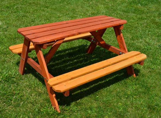 dřevěné zahradní sezení pro děti s úpravou lazurit v medovém odstínu a tmavším stolem